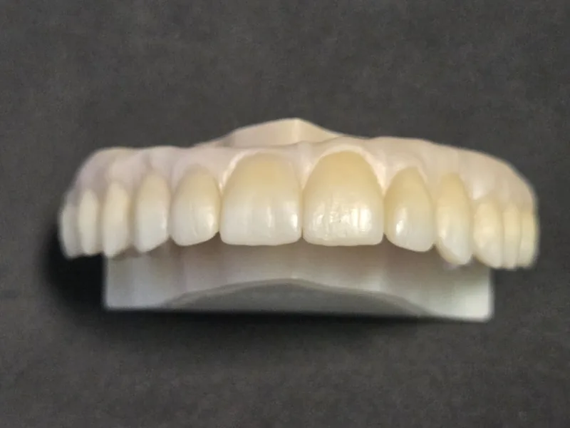 Arcata in zirconia sul supporto, fondo grigio