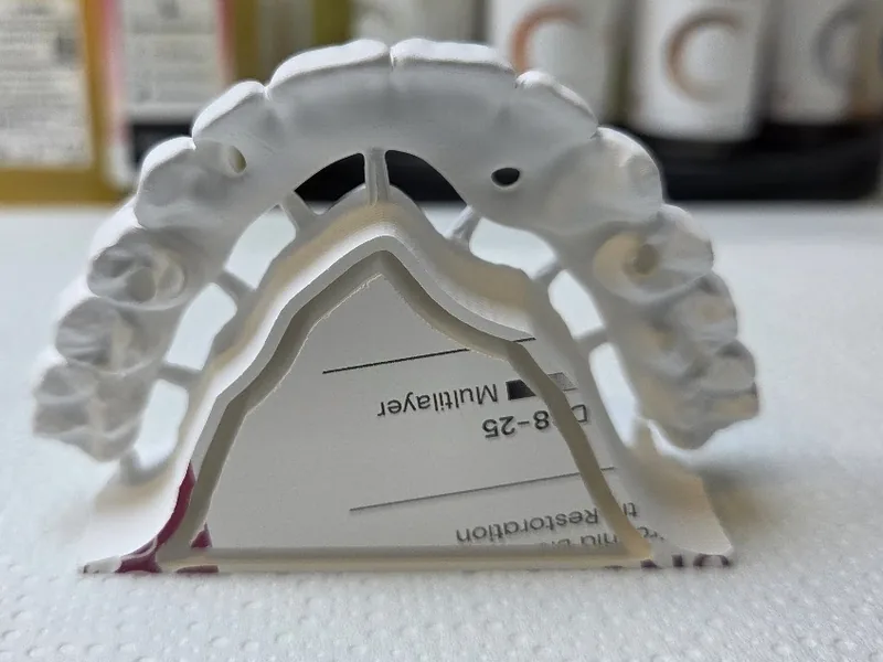 Arcata in zirconia sul modello, liquidi di colorazione sullo sfondo