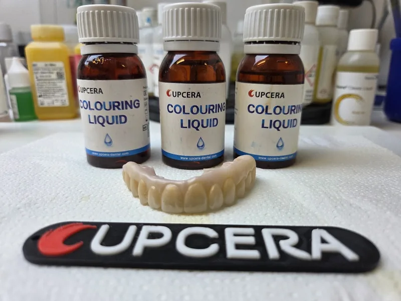 Liquidi di colorazione Upcera accanto all'arcata in zirconia