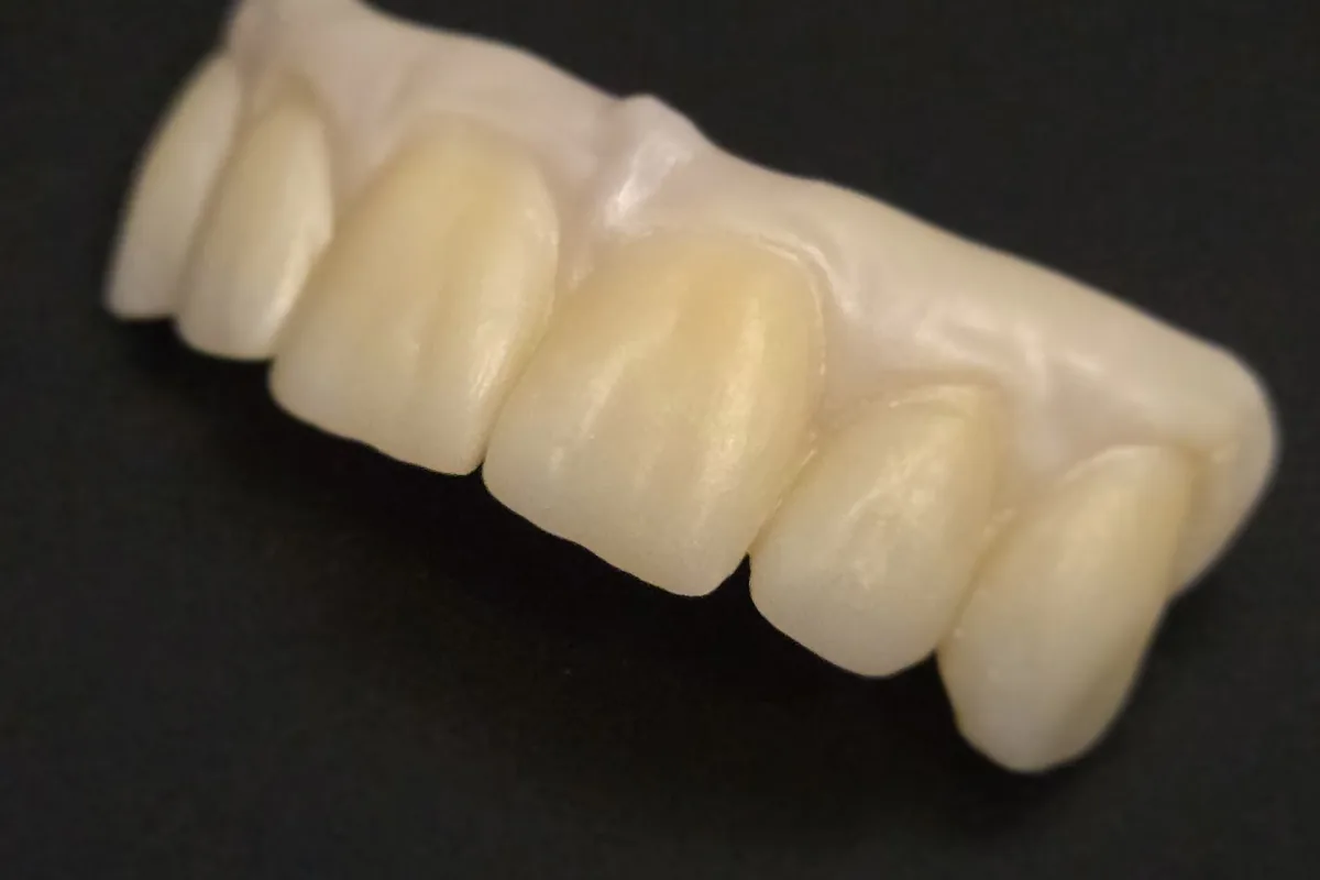 Arcata in zirconia colorata su fondo nero