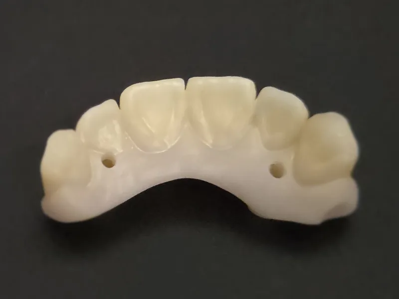 Arcata in zirconia con i fori, vista frontale